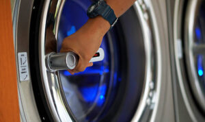 Women uses the Laundry shop that washes clothes yourself.